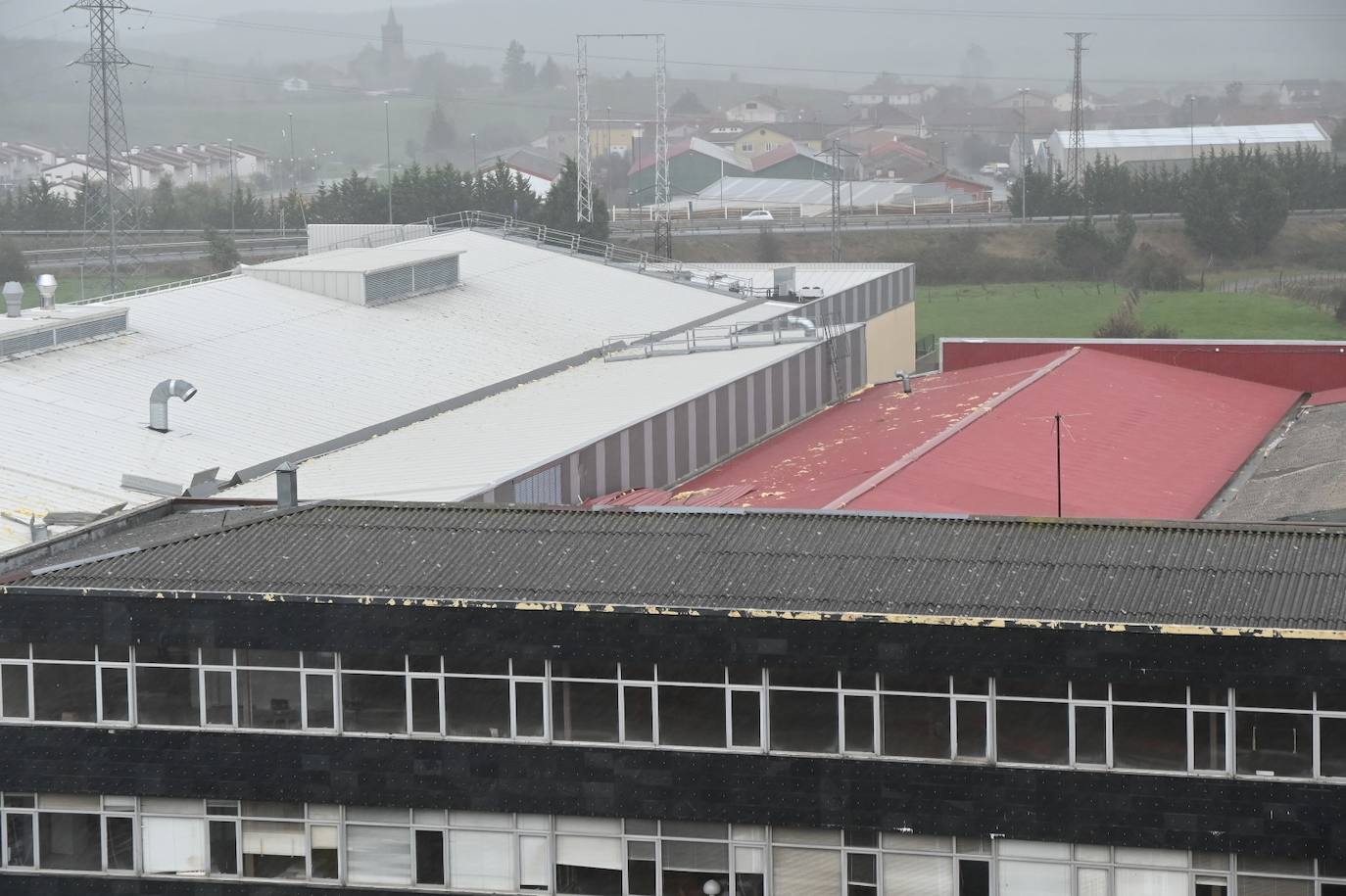 El tejado de la nave comercial afectada por el desprendimiento de su cubierta en Reinosa