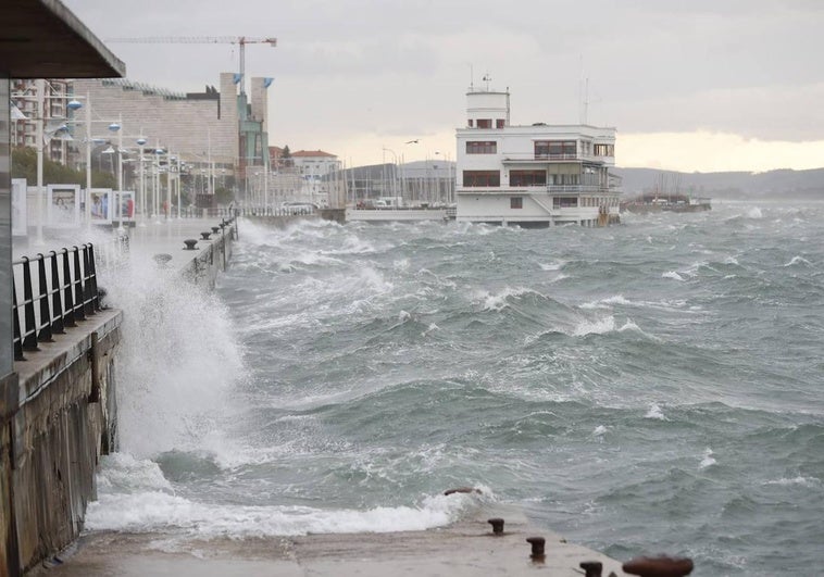 Fuerte oleaje en la Bahía de Santander, esta mañana.