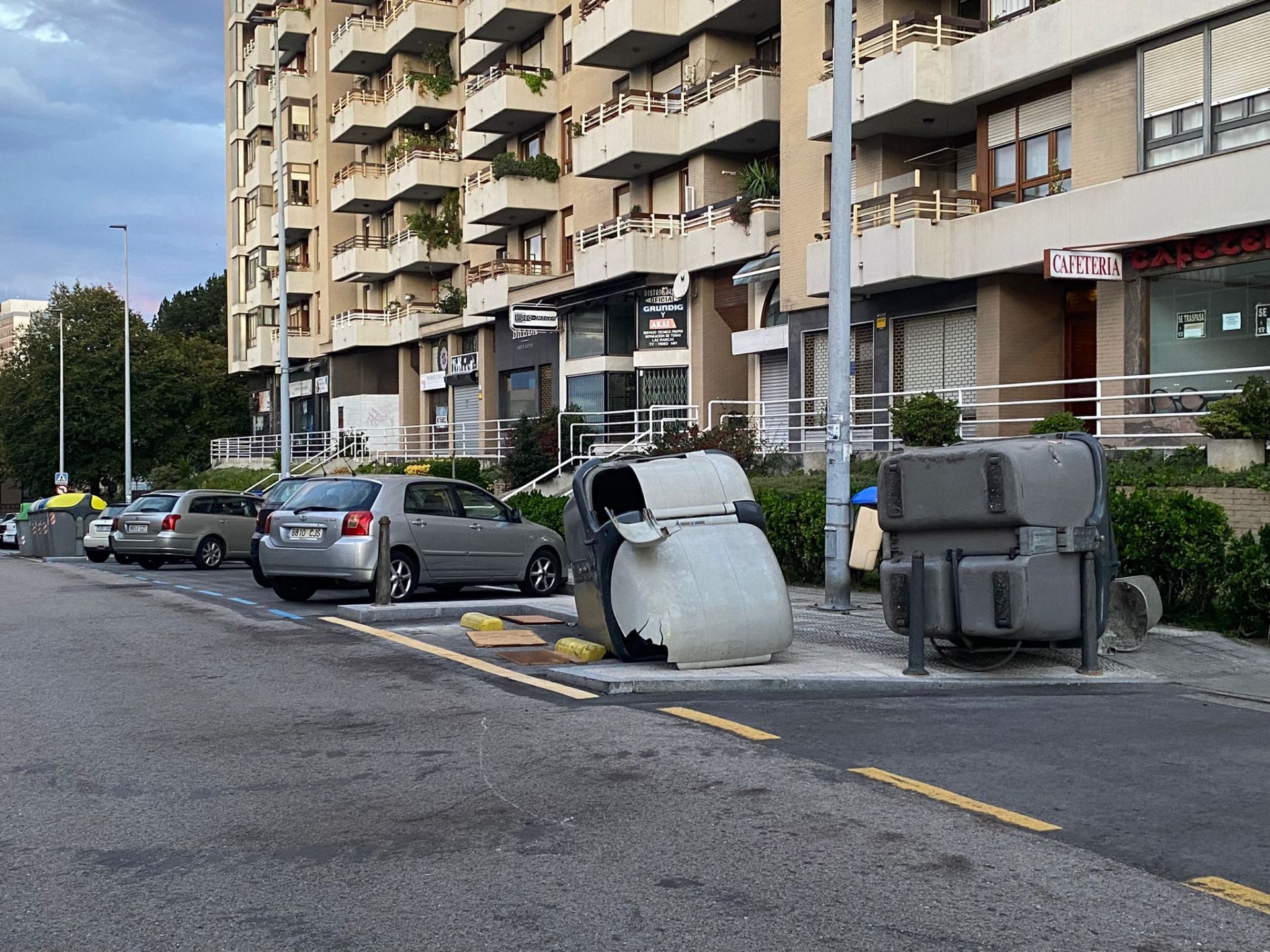 Contenedores tumbados por el viento en la zona de los juzgados de Las Salesas