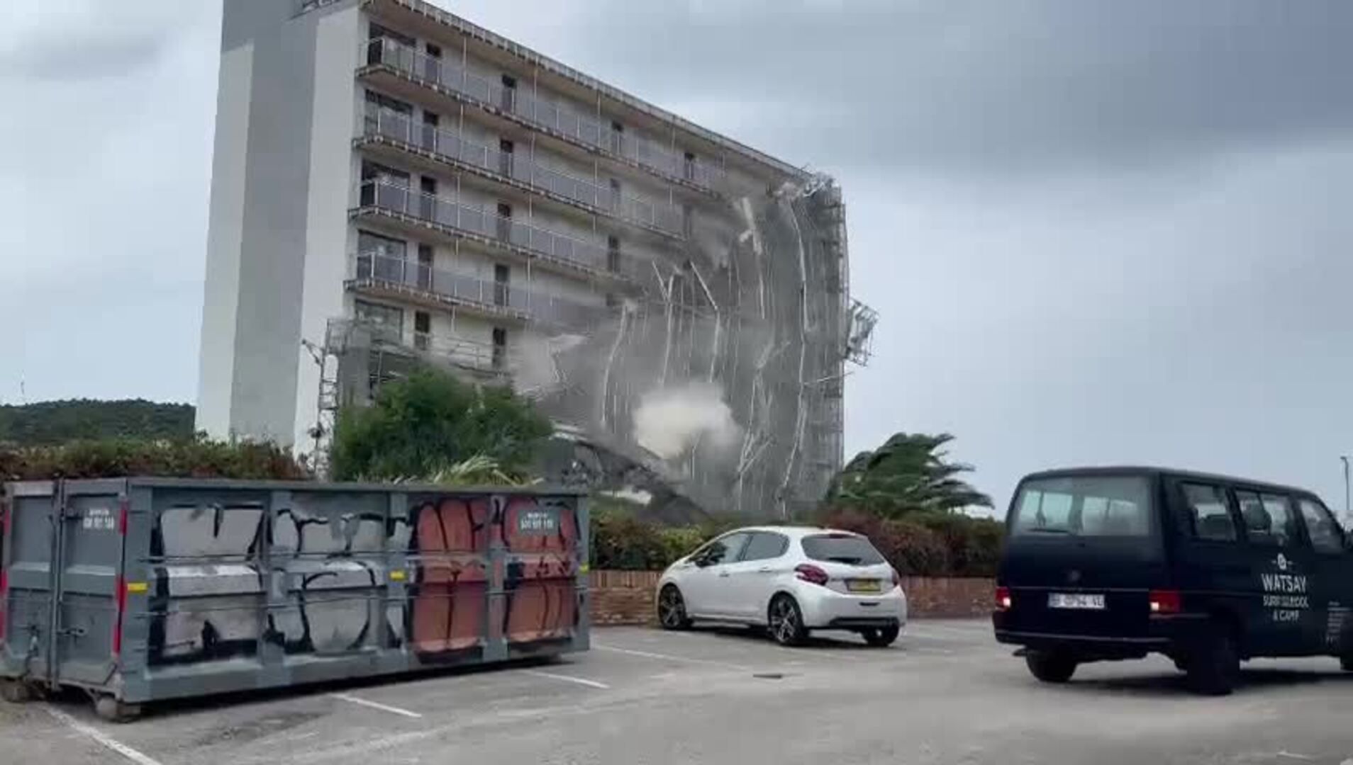 Susto en Berria al desplomarse el andamio de un edificio