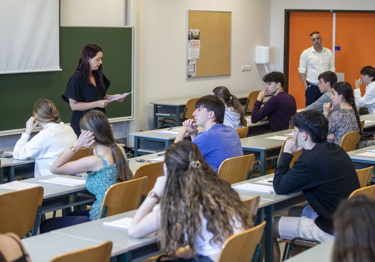 Una profesora lee las instrucciones para realizar las pruebas de la EBAU en Cantabria.