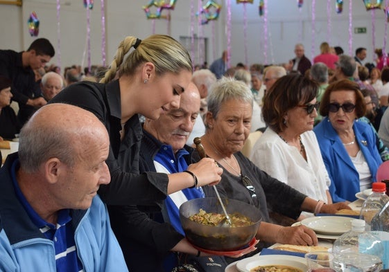 Comida en el polideportivo municipal el pasado año.