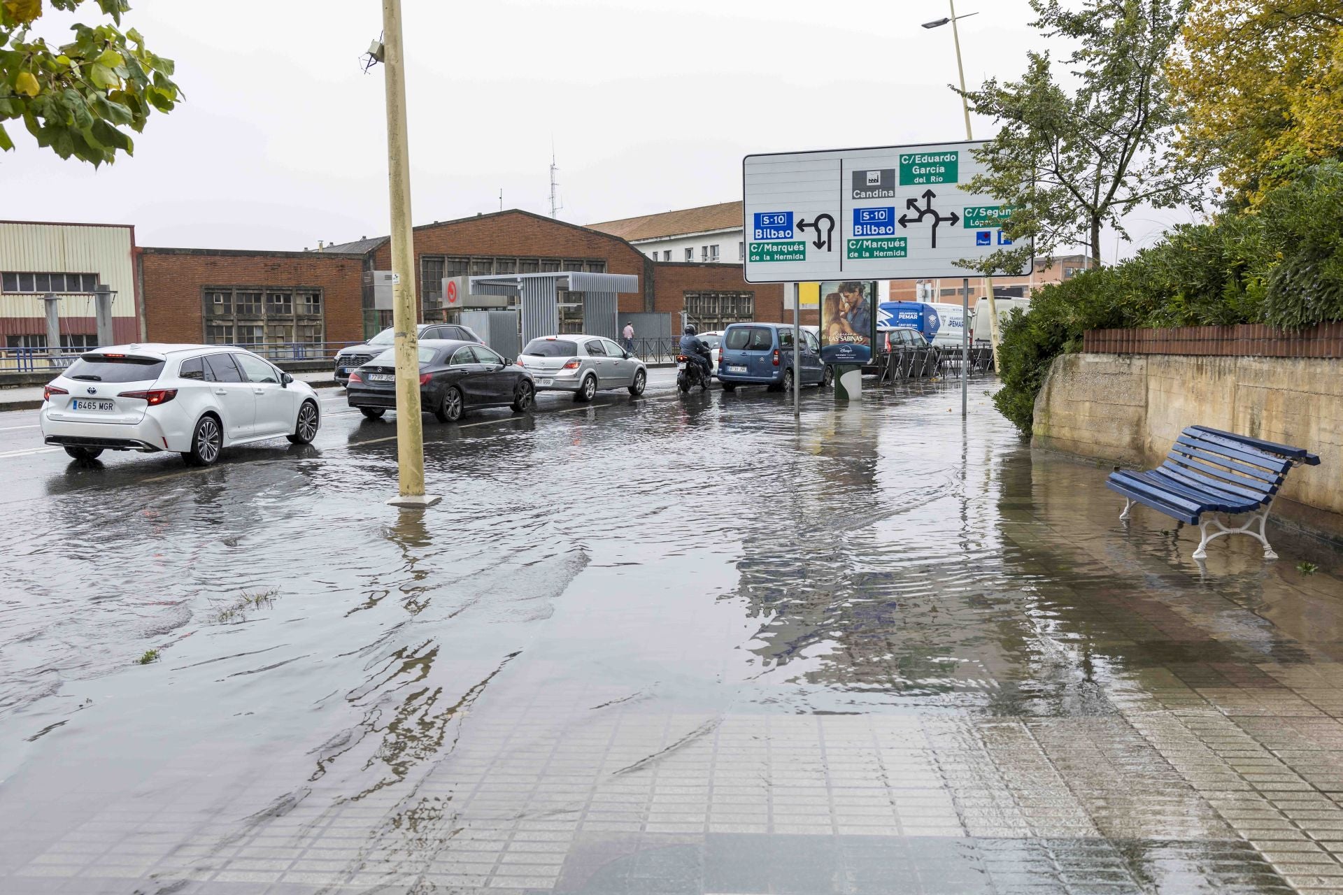 Zonas inundadas en Santander, en el acceso a La Marga