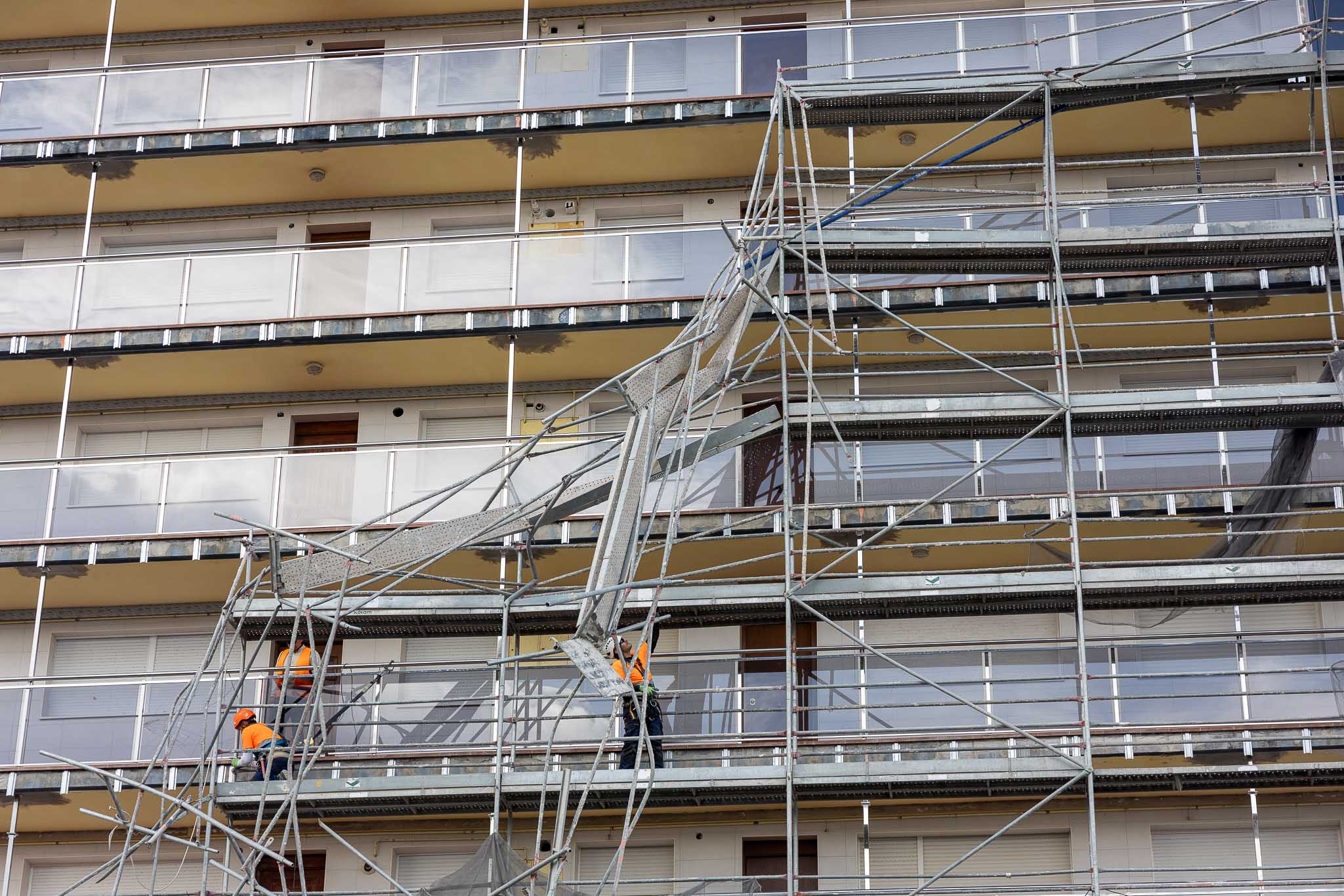 Así amaneció el edificio de Berria tras el temporal