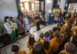 Santander. El coro del Colegio Mercedes actuó en el Ayuntamiento de Santander con motivo del Día de la Salud Mental