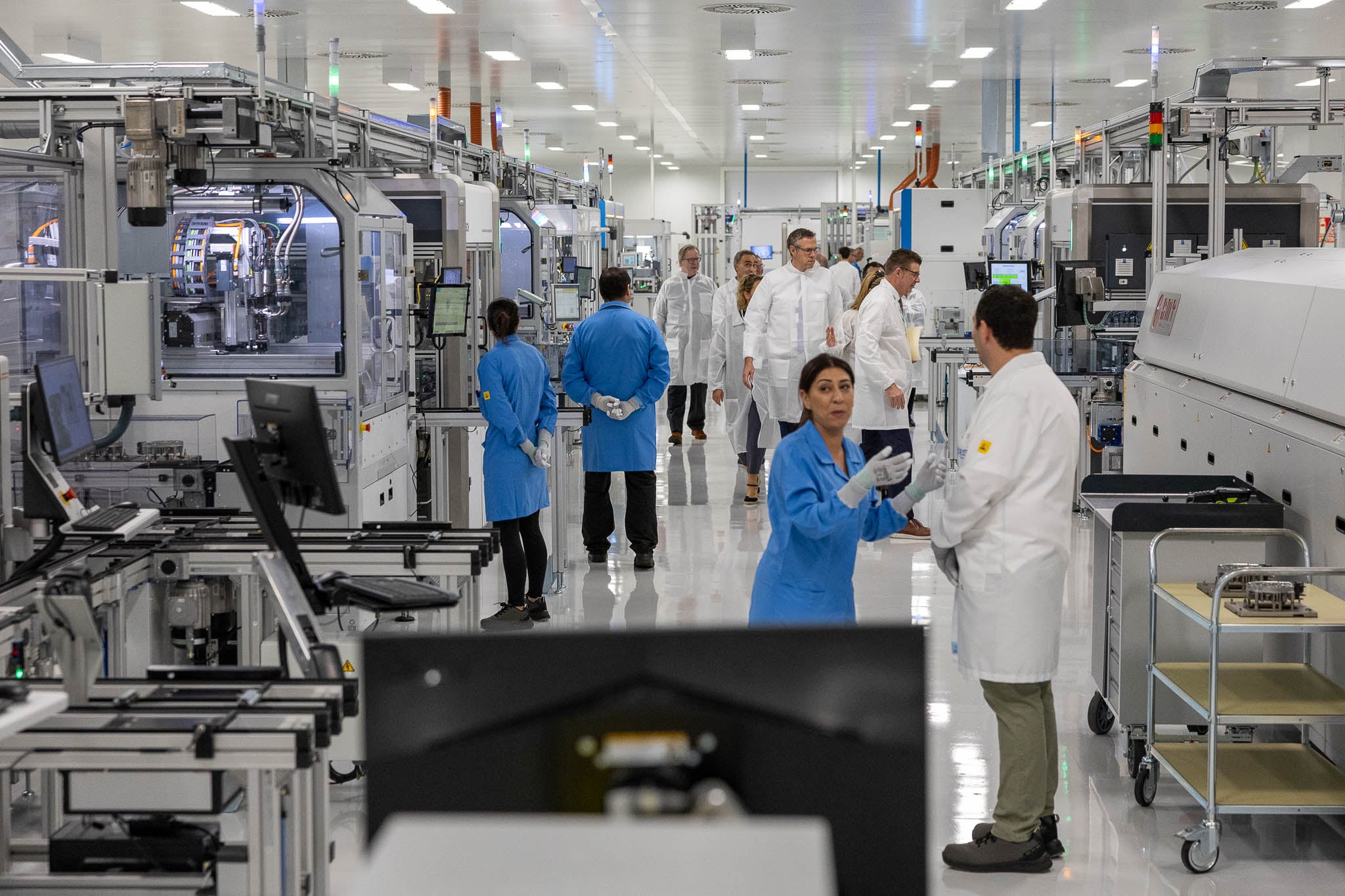 Los trabajadores de la nueva línea aguardan la llegada de las autoridades.