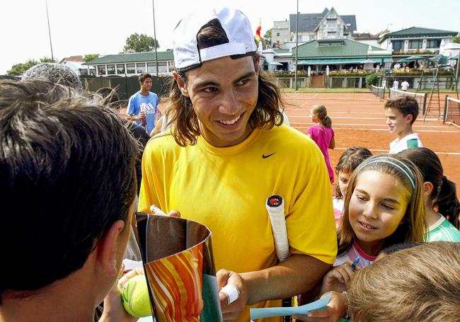 El tenista Rafael Nadal firma autógrafos durante el entrenamiento del equipo español justo antes de la semifinal de la Copa Davis celebrada en Santander en 2006