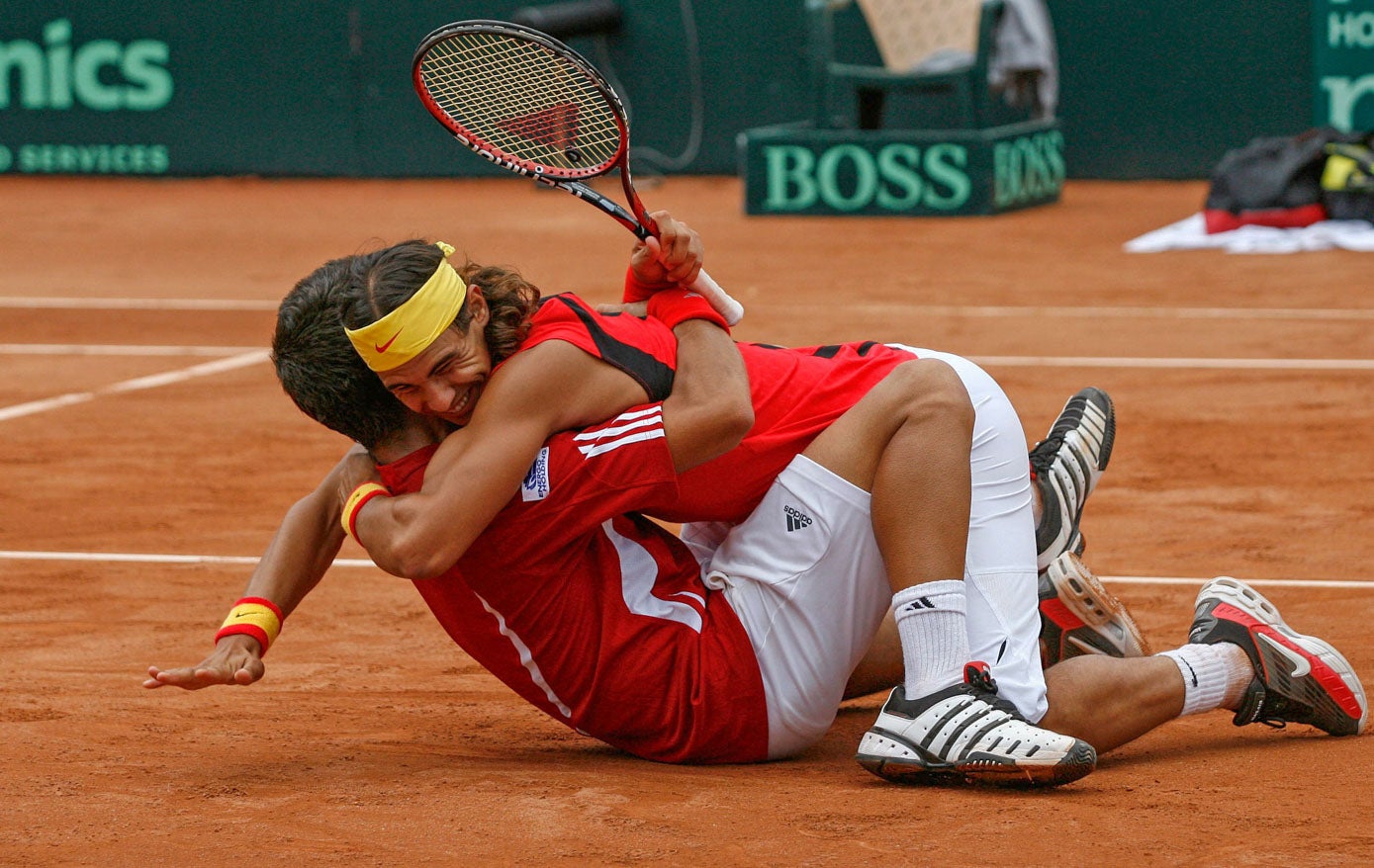 El tenista español Rafael Nadal, el capitán, Emilio Sánchez Vicario y su compañero, Fernando Verdasco celebran la consecución de un set, durante el partido de dobles en el que se impusieron a los italianos, Daniele Bracciali y Giorgio Galimberti.