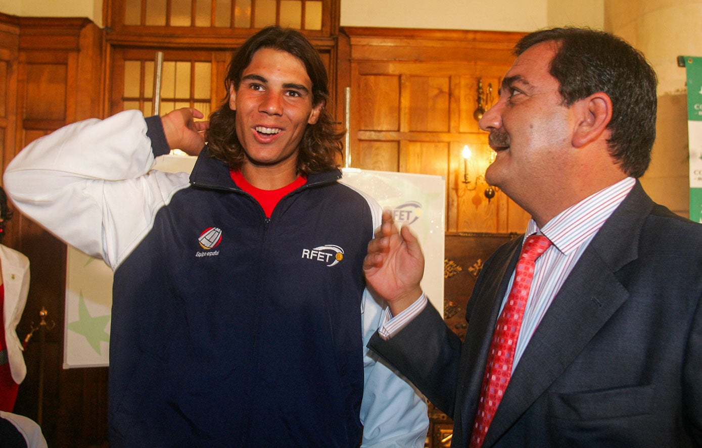 Sorteo de partidos de la eliminatoria de la Copa Davis, España-Italia, celebrado en el Palacio de La Magdalena. El tenista Rafael Nadal junto al entonces alcalde de Santander, Gonzalo Piñeiro.