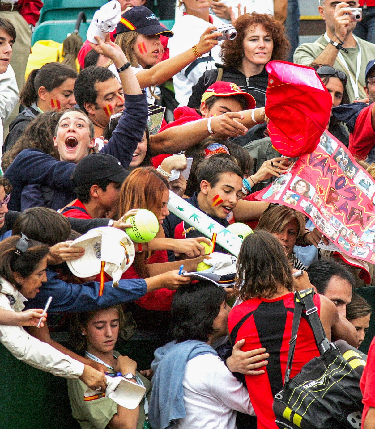 Durante la cita no faltaron las banderas de España, las pancartas y las gorras y camisetas del equipo.