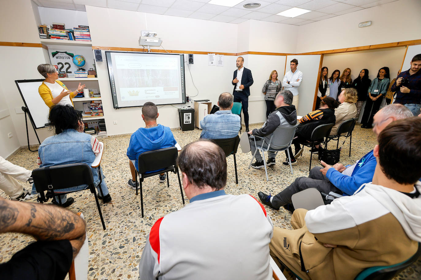 En Torrelavega, con motivo del Día de la Salud Mental , el alcalde Javier López Estrada visitó el centro de Rehabilitación Psicosocial, junto con su directora, Teresa Novoa.