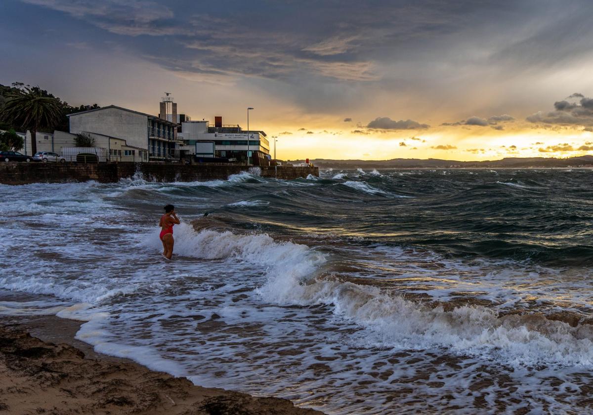 Una mujer se bañó en el mar embravecido en Santander.