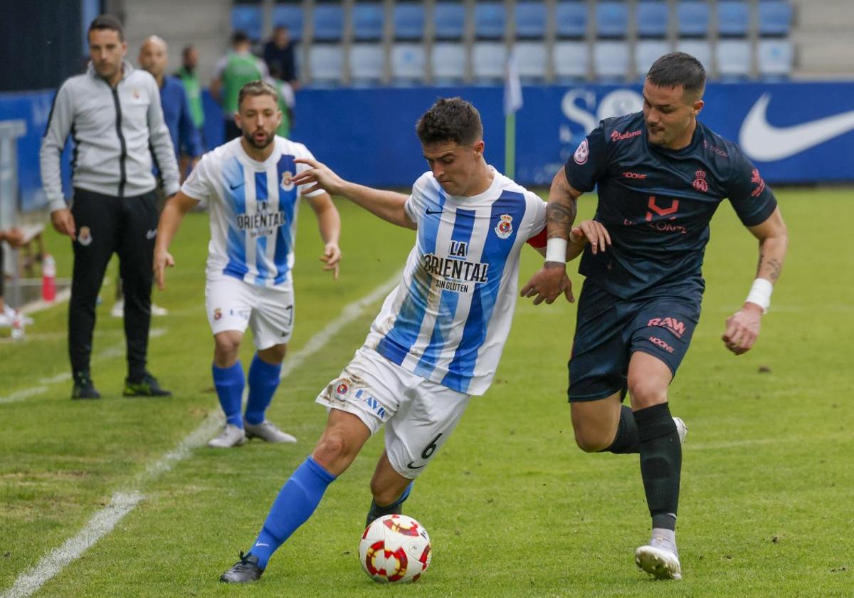 Alberto protege el balón en el partido ante el Avilés.