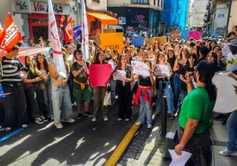 Los estudiantes se han concentrado ante la Consejería de Educación