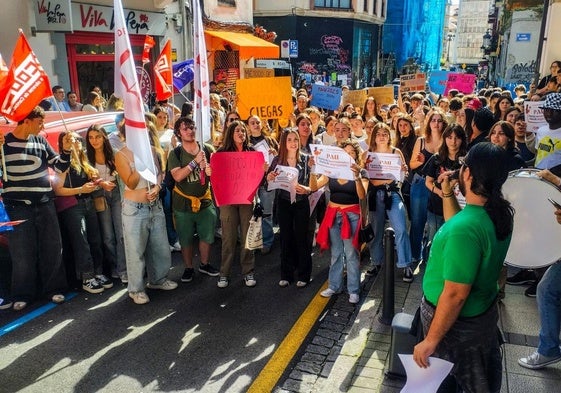 Los estudiantes se han concentrado ante la Consejería de Educación