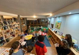 Grupos de niños en una actividad en la biblioteca.