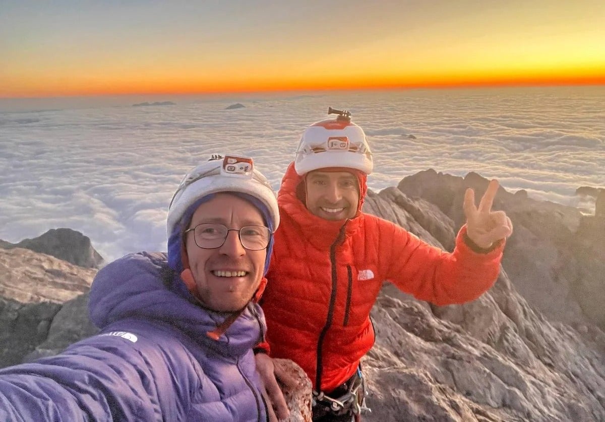 Los hermanos Iker y Eneko se fotografían tras alcanzar la cima.