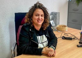 La alcaldesa regionalista Esther Gómez posa en su despacho.