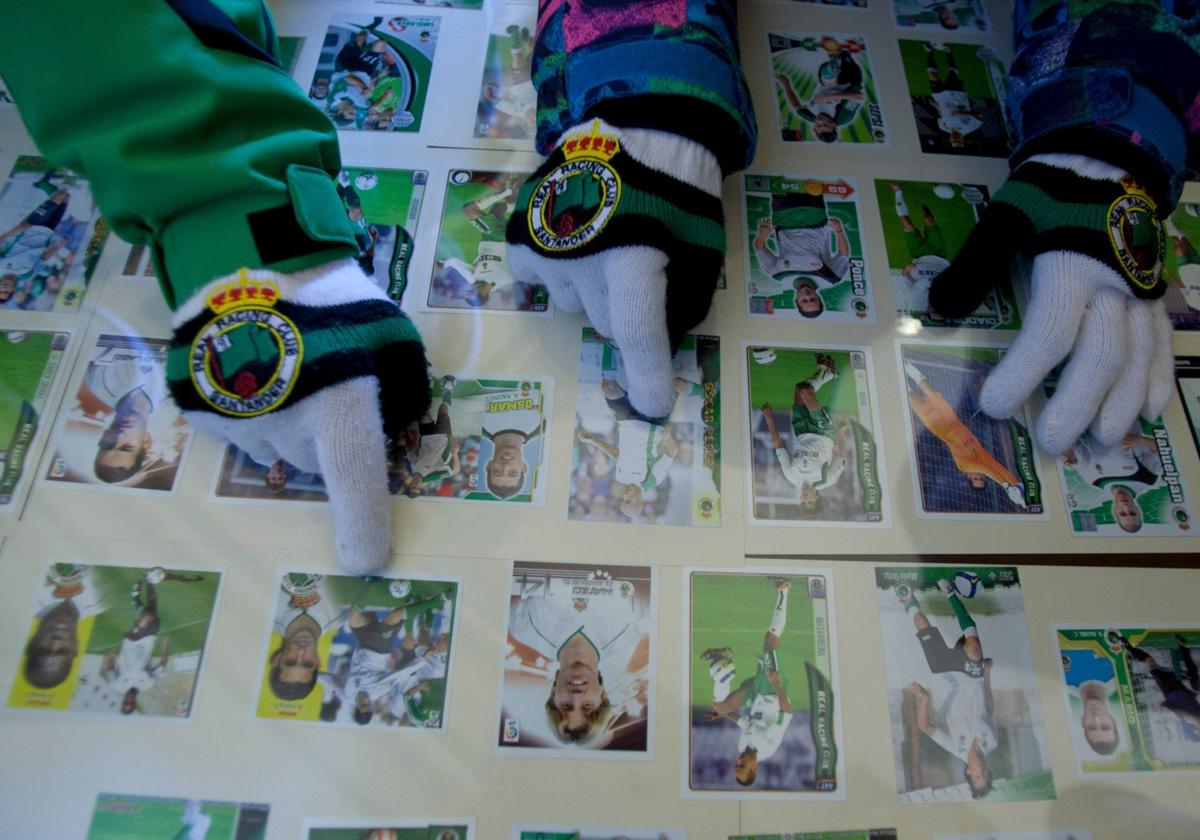 Imagen de una exposición de cromos del Racing en el Club de Regatas de Santander.