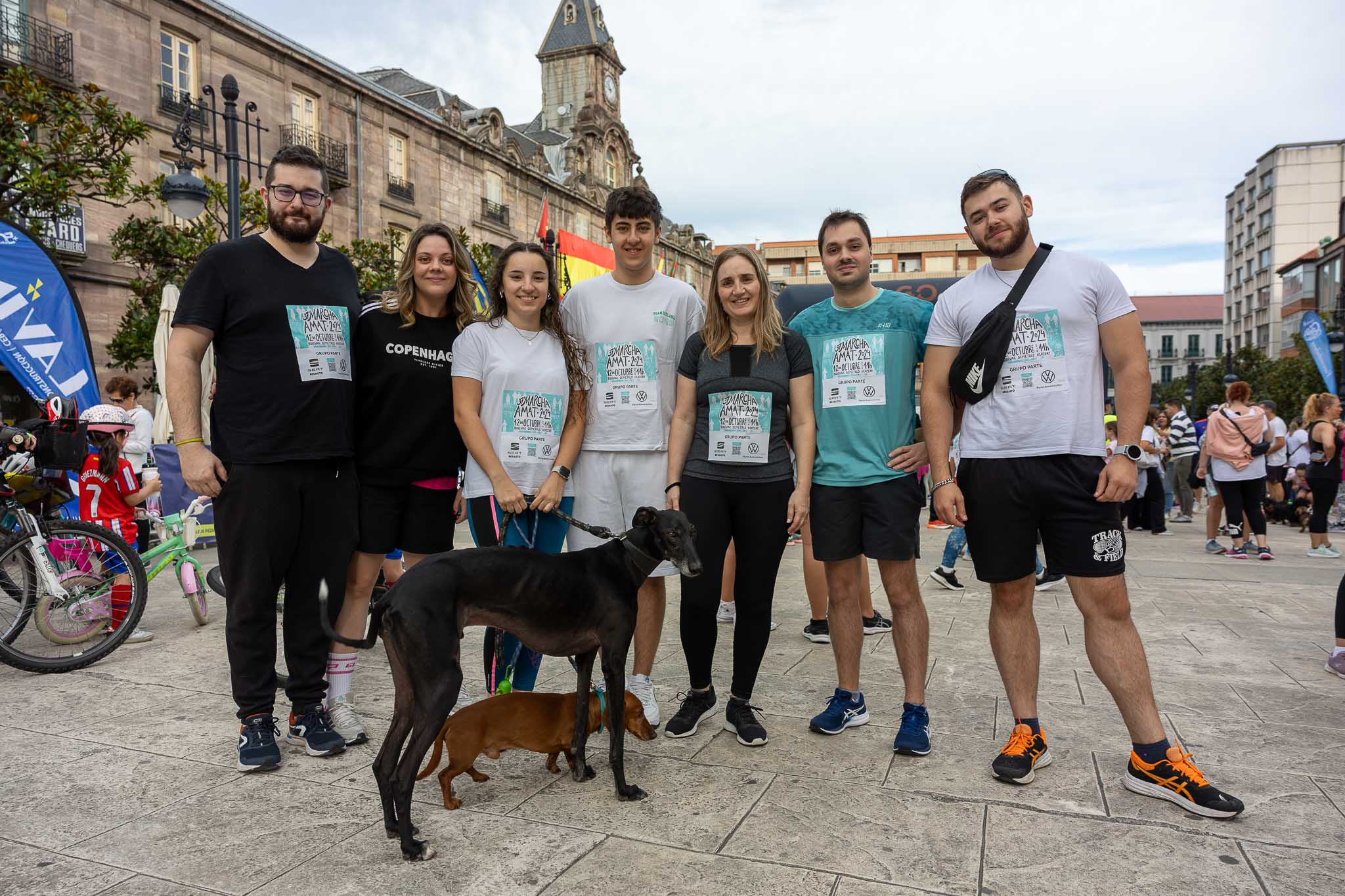 Algunos participantes acudieron a la cita en grupo y con mascotas.