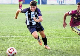 Javi Morales, del Escobedo avanza con el balón ayer durante el partido