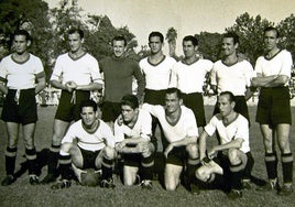 Alineación racinguista que jugó contra el Levante en Valencia en 1946. De izquierda a derecha: Moro, Ortiz, Galcerá, Suárez, Burgos, Felipe y Ceballos. Agachados: Ceciaga, Pío, Duque y Álvarez.