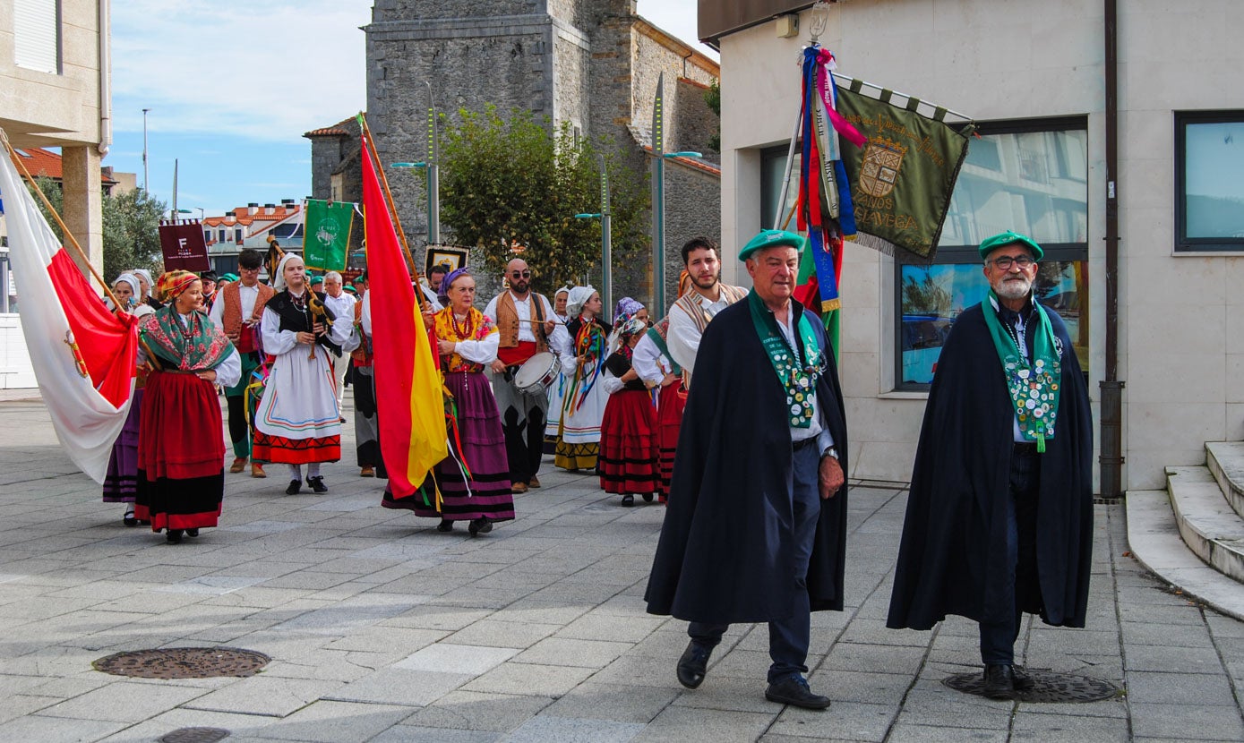 El desfile de cofradías ha recorrido las céntricas calles del municipio.