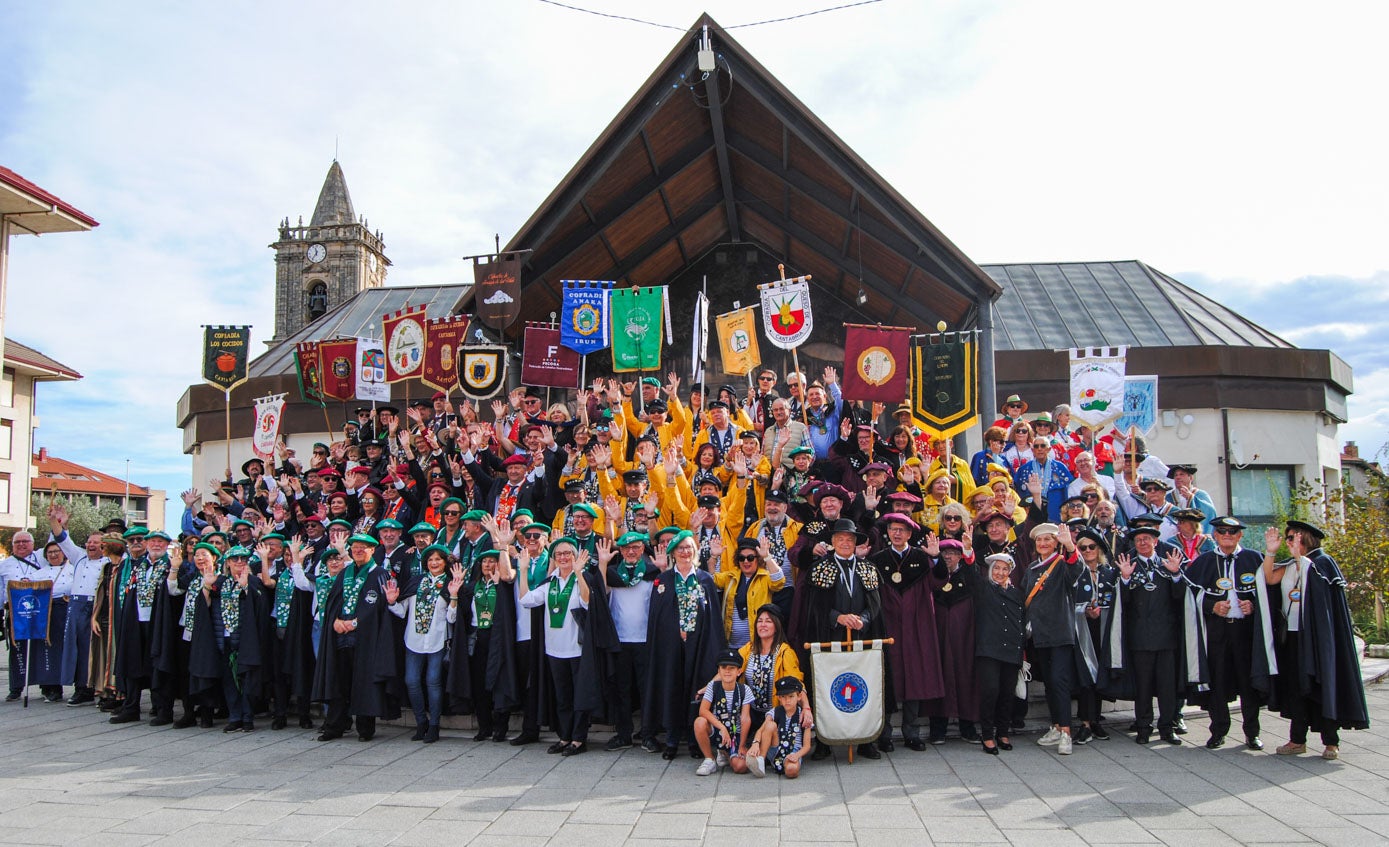 Integrantes de todas las cofradías asistentes ante el templete de la plaza para tomarse una foto.