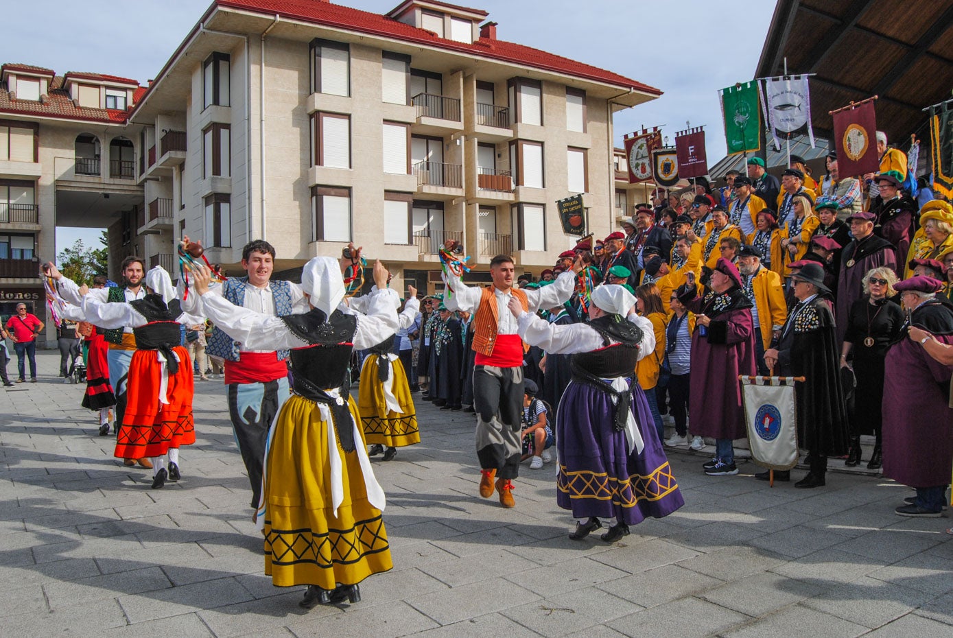 Exhibición de la agrupación Virgen de las Nieves de Tanos (Torrelavega) ante los cofrades en la Plaza de la Villa.