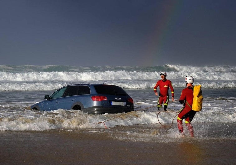 La pareja que dejó su coche flotando en la playa de Oyambre pagó una sanción de 350 euros