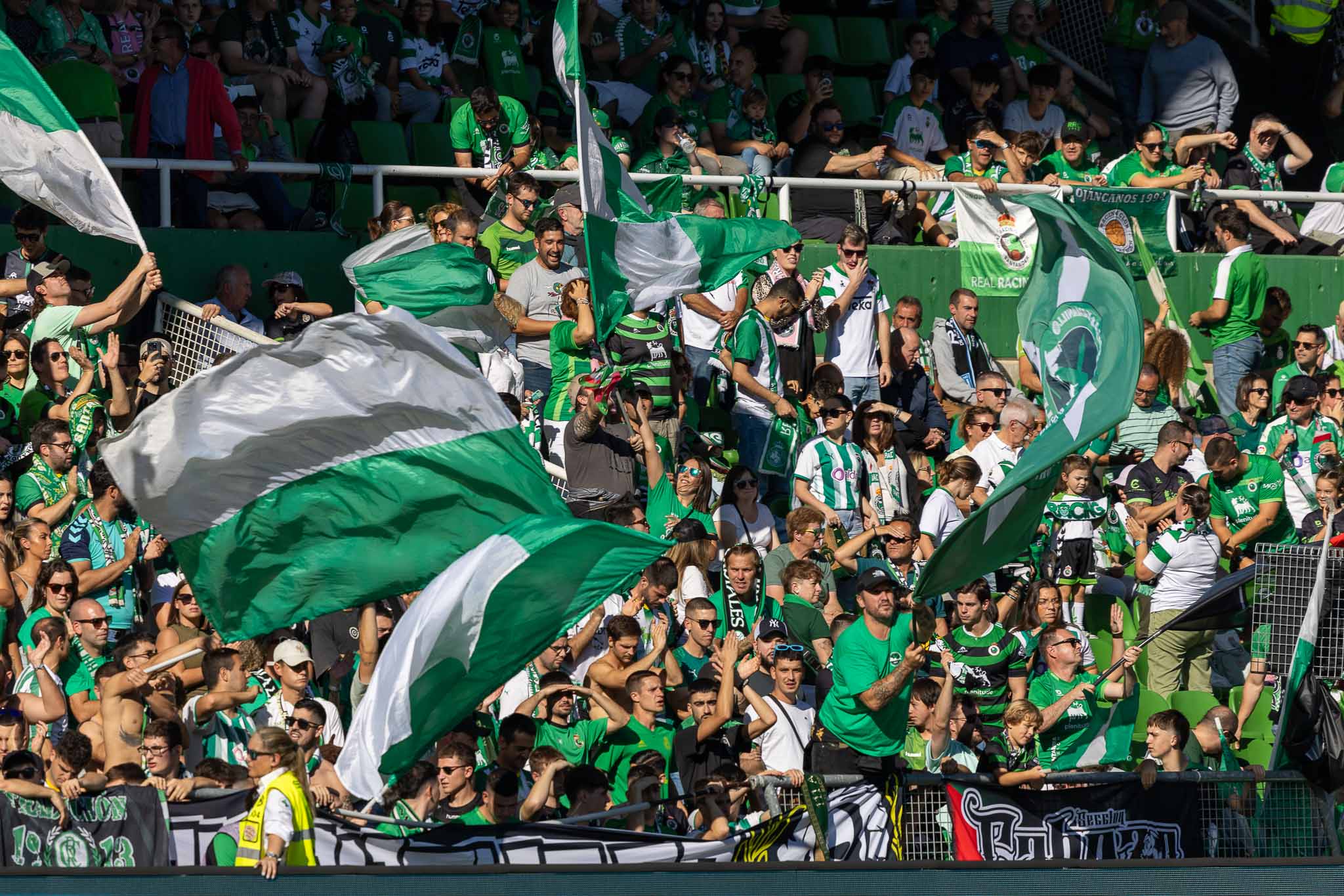 En La Gradona ondearon las banderas para animar al equipo. 