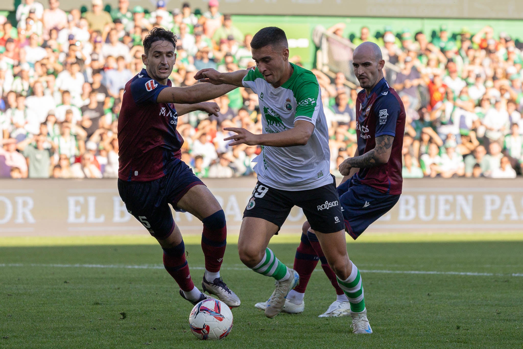 Jon Karrikaburu, en el centro, pelea con Martínez y Rey del Levante por mantener el balón. 