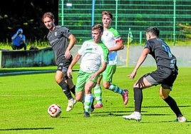 Baldrich, del Rayo, avanza con la pelota rodeado de rivales.