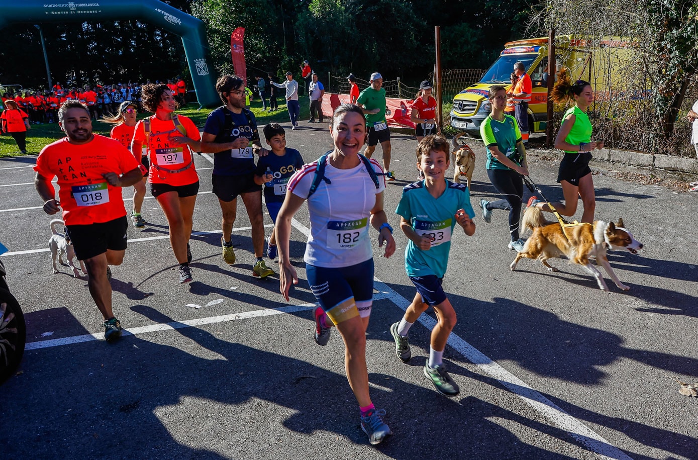 Pequeños, mayores y mascotas, protagonistas en la carrera.