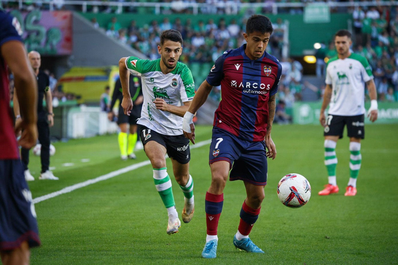 Andrés Martín corre para tratar de robar el balón a Brugué , del Levante