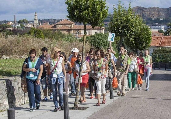 Imagen de archivo de un grupo de turistas guiados por un profesional.