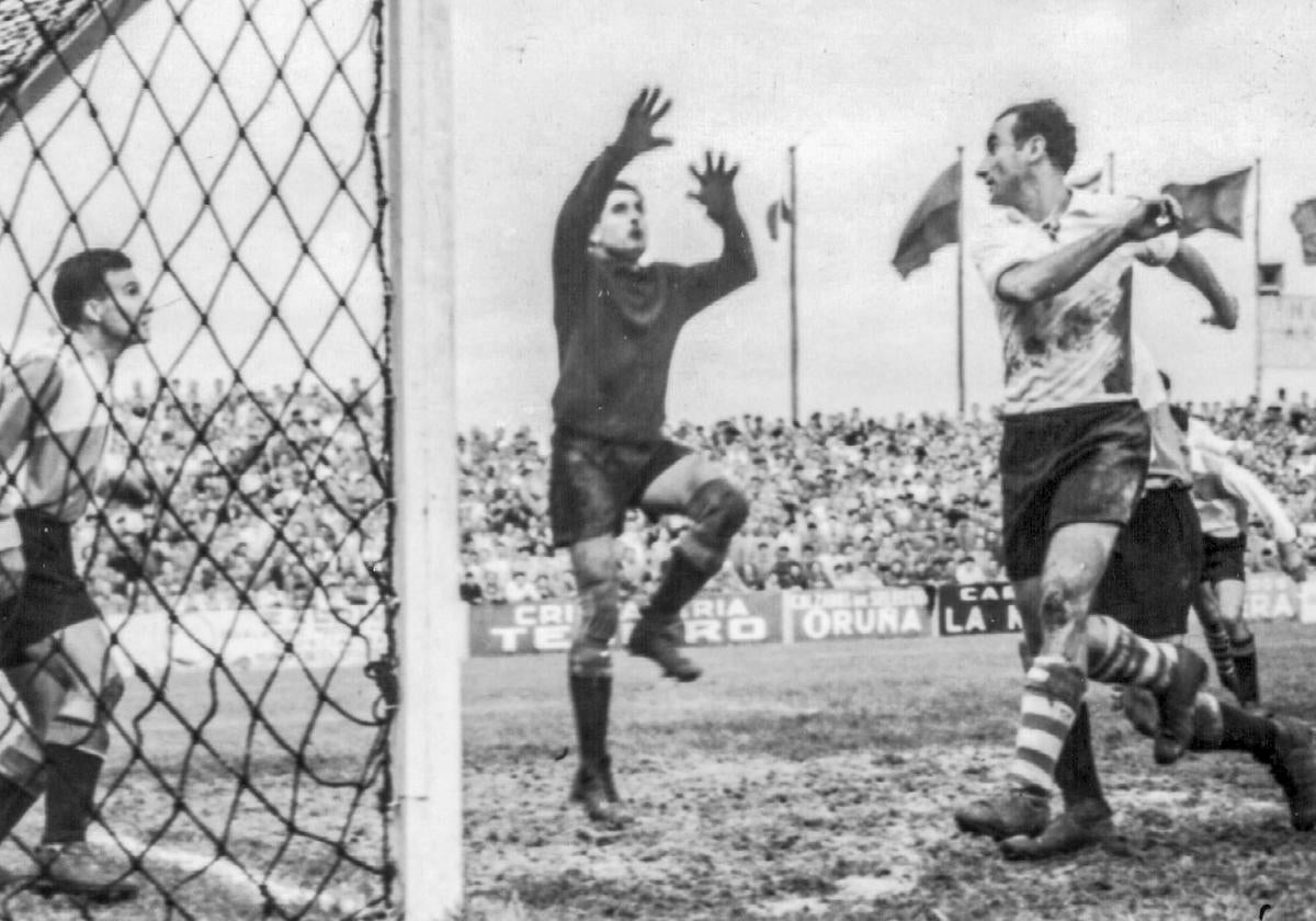 Nemes remata para marcar uno de sus dos goles al Sabadell. Aquella temporada 1949-50 el Racing encadenó trece victorias consecutivas en el arranque.