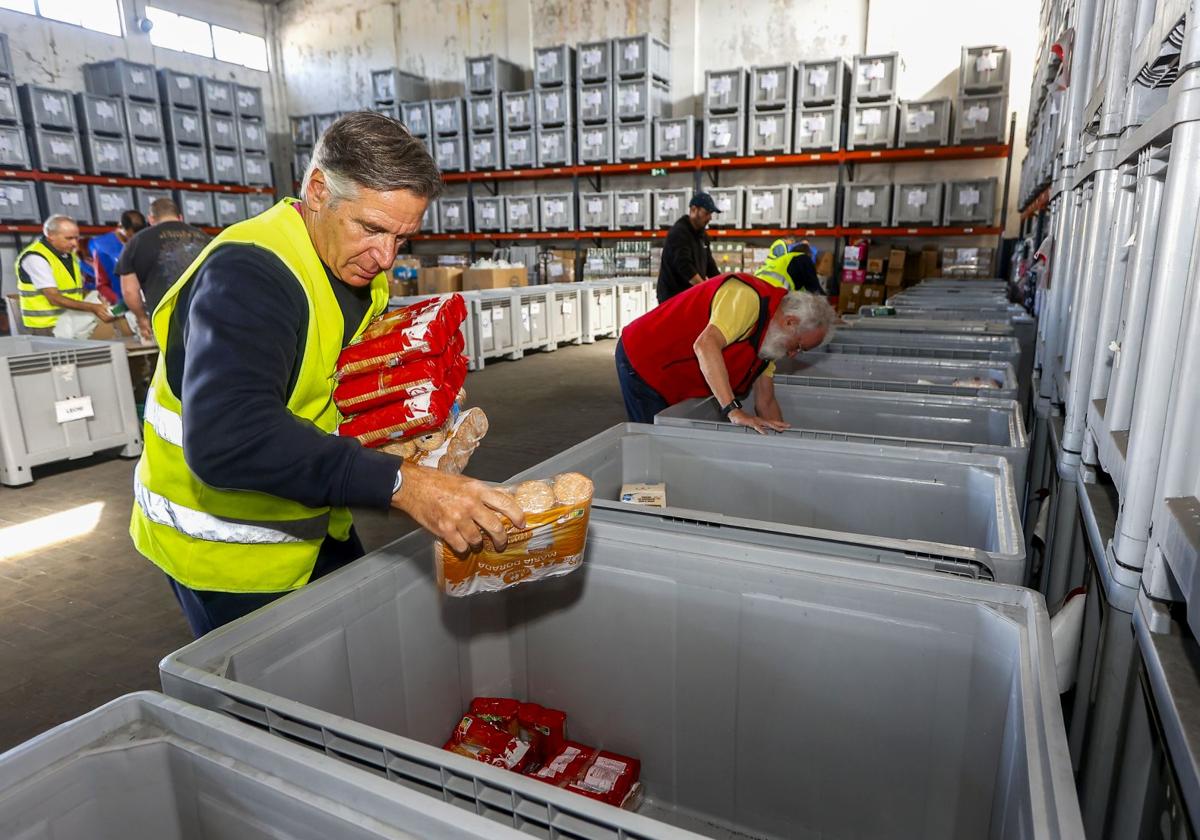 Voluntarios del banco de alimentos de Torrelavega.