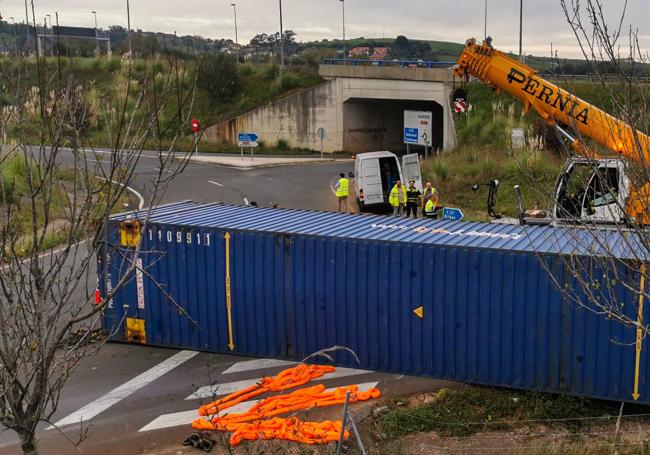 Camión volcado en la rotonda de Liaño