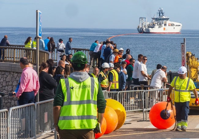 Alguno de los curiosos que se acercaron a la Virgen del Mar para observar el proceso.