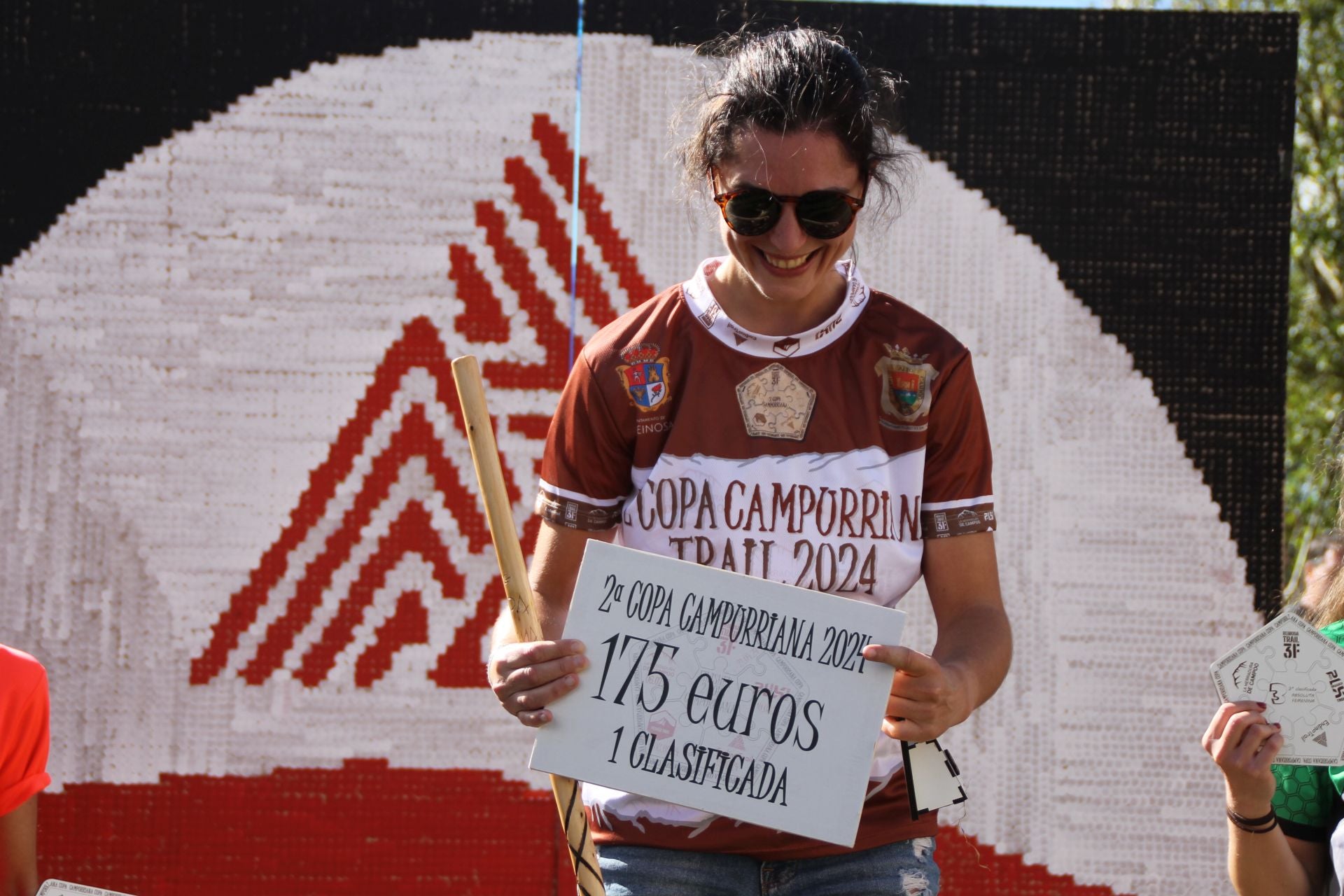 La sobana, María Ricondo «Atrote Team», recibió como ganadora de la II Copa Campurriana 175 euros, trofeo, camiseta y una vara con grabados de la copa.