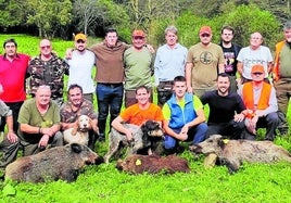 Integrantes de la cuadrilla 168, de Diego Miguel Diego, con los tres jabalíes que cazaron este fin de semana en el lote de Vados Norte.