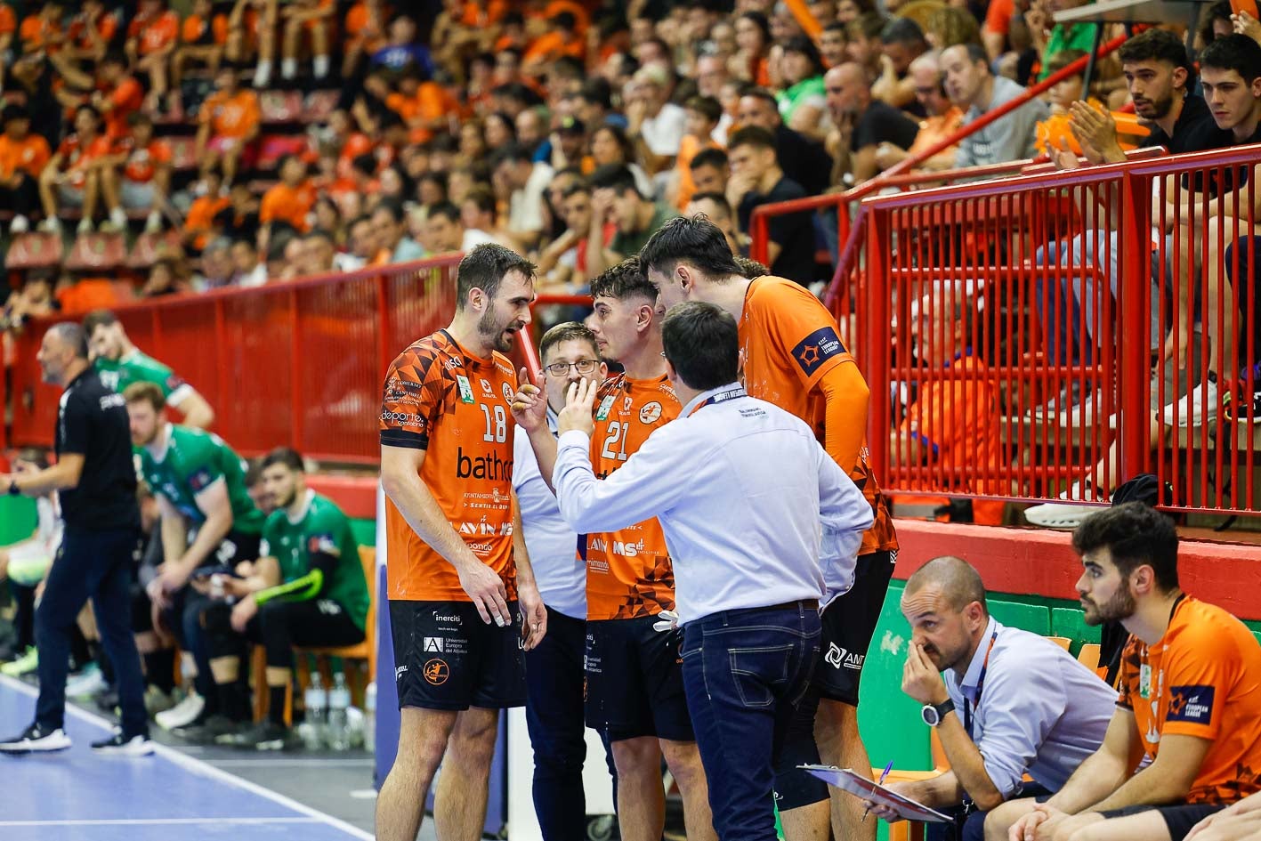 Jacobo Cuétara da instrucciones a sus jugadores.