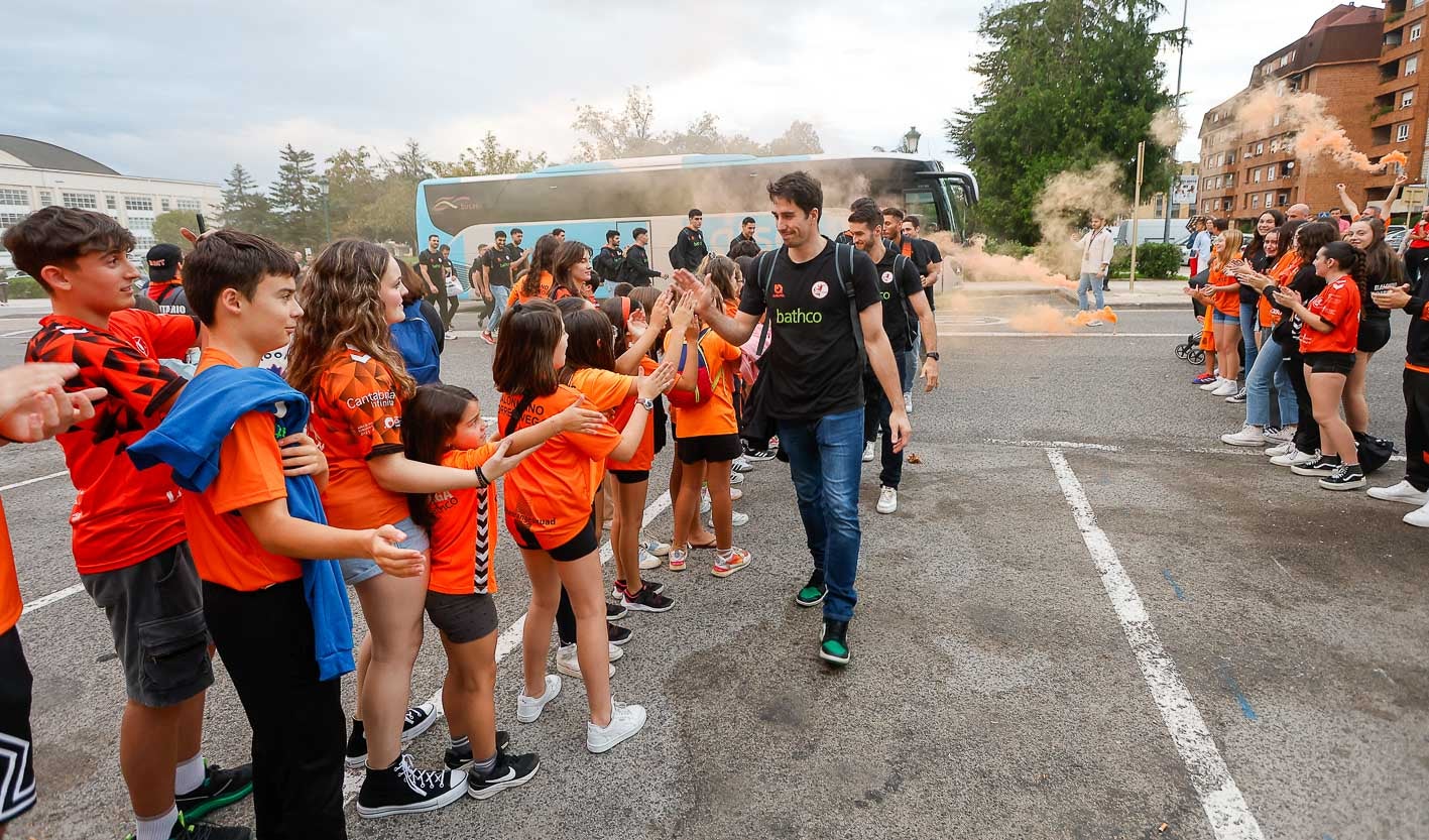 Bengalas naranjas y muchos saludos para animar al equipo de cara a ese estreno como locales.