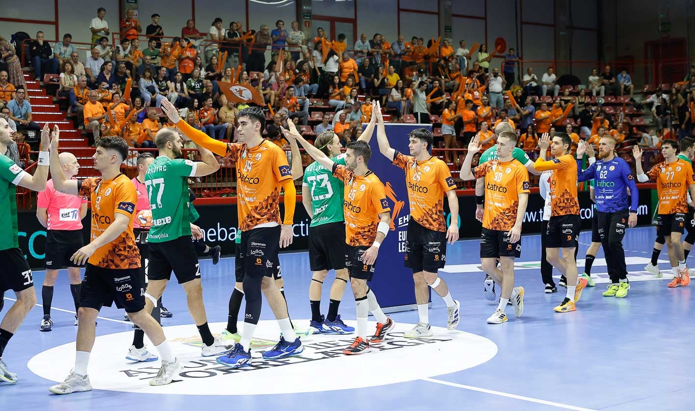 Los jugadores de ambos equipos se saludan antes del encuentro.