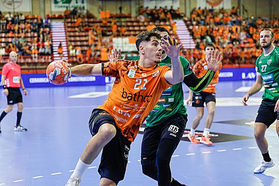 Isi Martínez prepara el lanzamiento hacia la portería del Nexe en el encuentro en el Vicente Trueba