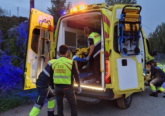 Los equipos de emergencia evacúan al ciclista en ambulancia