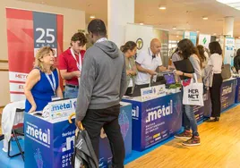 Algunos de los asistentes se interesan por los puestos de trabajo que ofrecen las empresas presentes en el recinto.