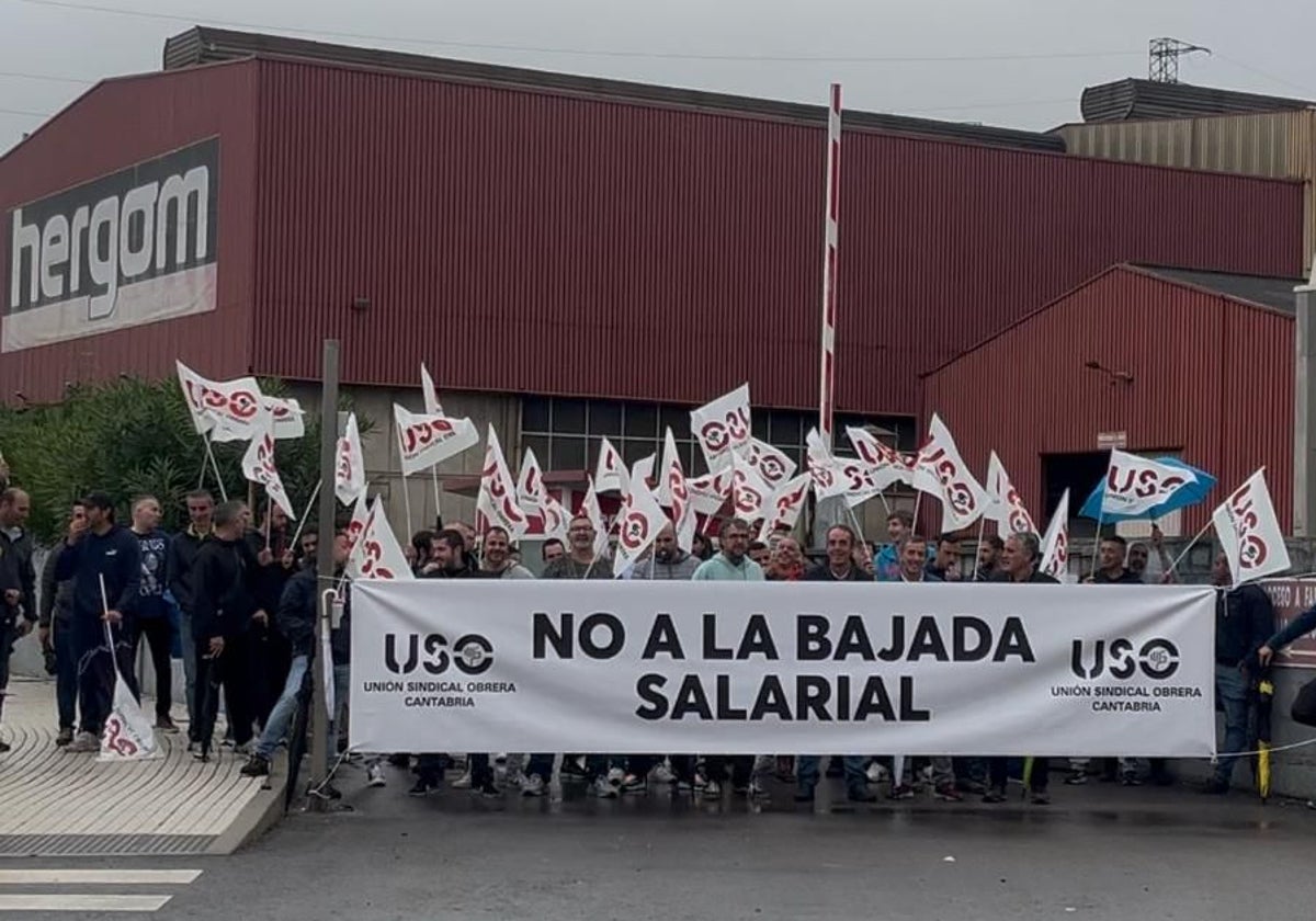 Los manifestantes ante el acceso de Hergom ese miércoles por la mañana.