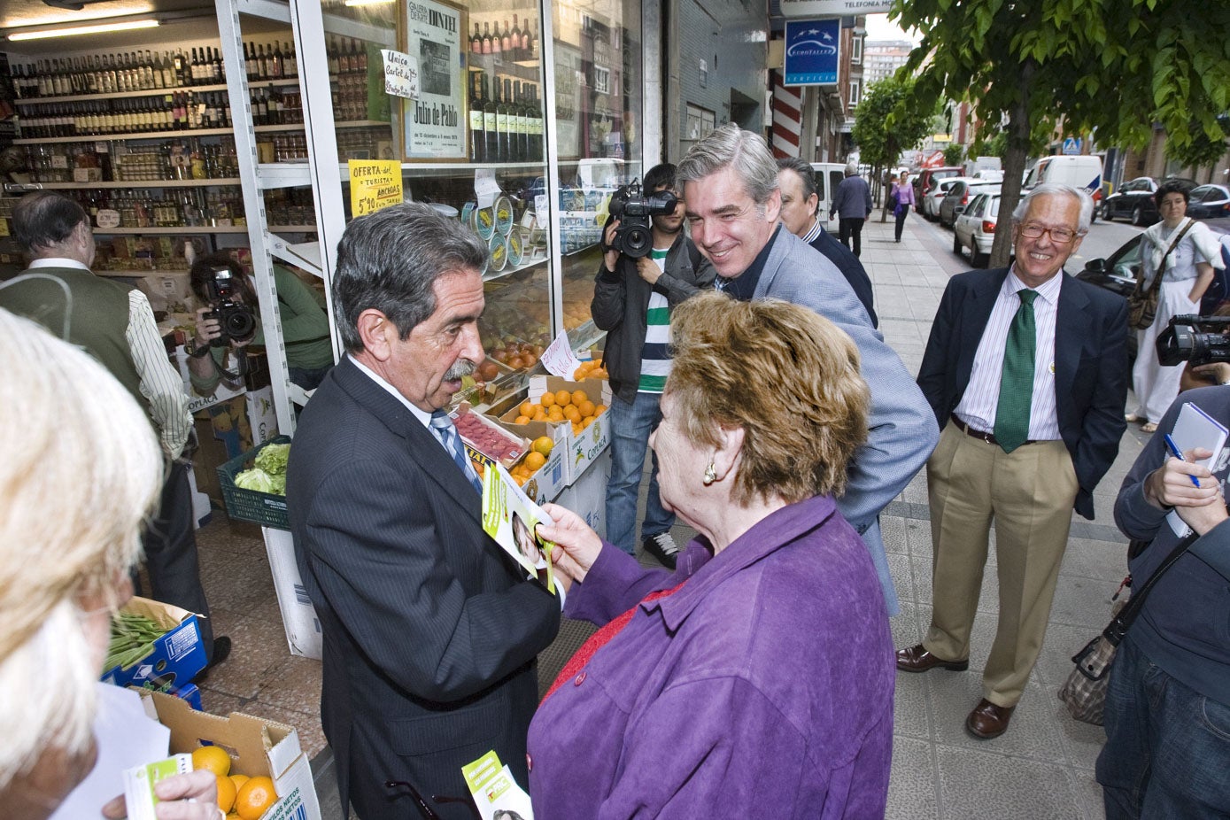 Visita electoral de Revilla y Fuentes-Pila a la calle Castilla-Hermida en 2011.